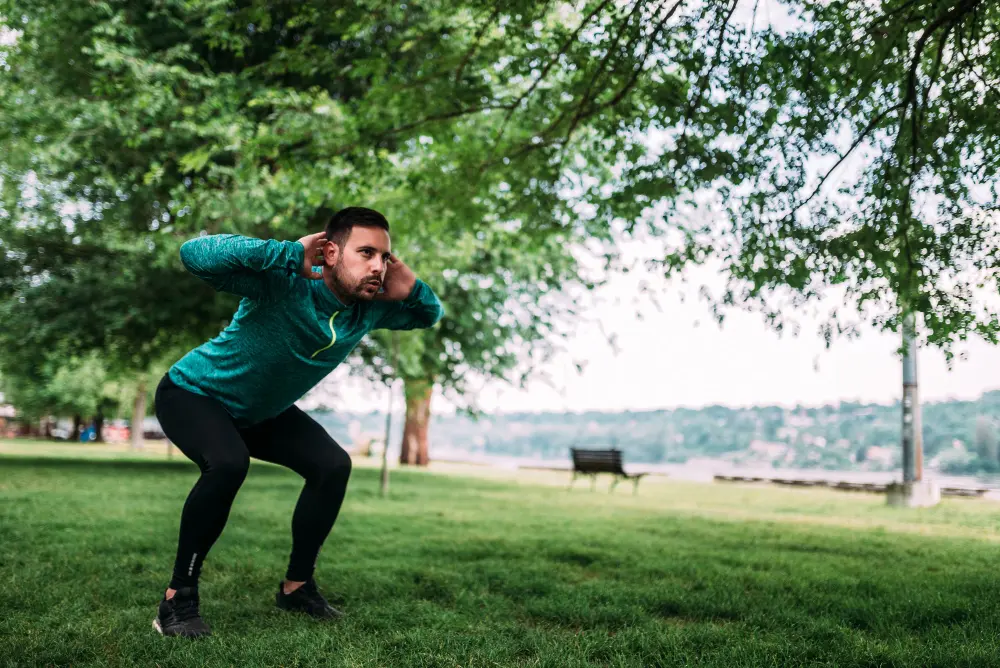 Hombre practicando ejercicio al aire libre en un parque, una actividad natural efectiva para reducir la ansiedad y mejorar el bienestar mental.